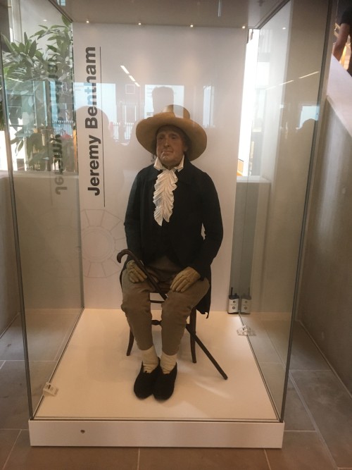 10 hechos realizados por  figuras ilustres después de muertas Jeremy Bentham