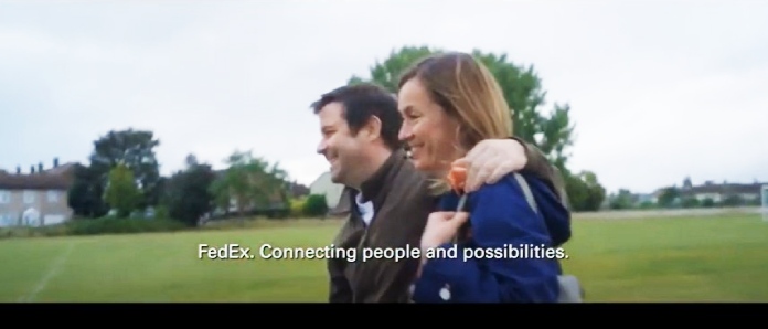 100 anuncios publicitarios con eslogan: Mejores slogans. FedEx: Conectando gente y posibilidades. 