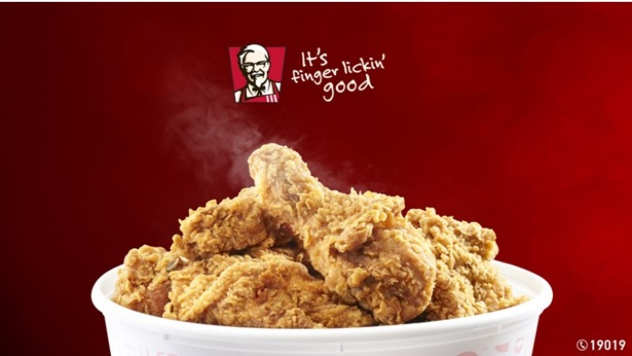100 anuncios publicitarios con eslogan: Mejores slogans. KFC; Es para chuparse los dedos. 