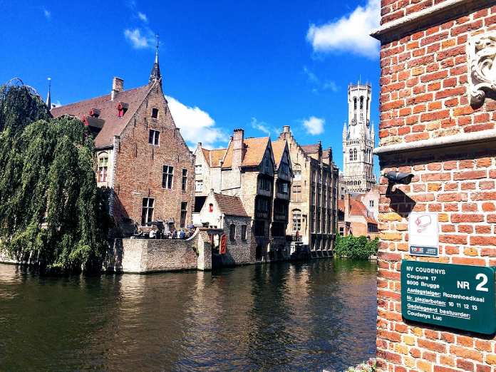 Vistazo de un costado del Canal Dijver de Brujas.  