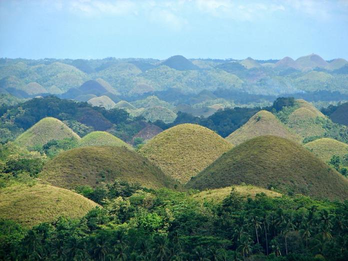 Imagen de las montañas filipinas llamadas "colinas de chocolate"