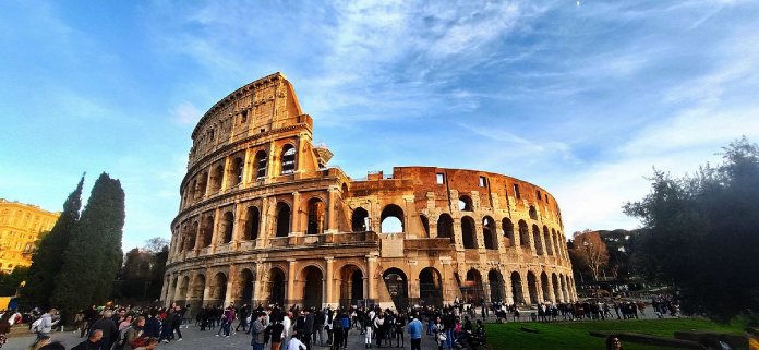 Vistazo al exterior del Coliseo de Roma.