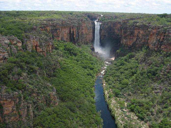 Vistazo de las Las Cataratas Jim Jim en Australia.