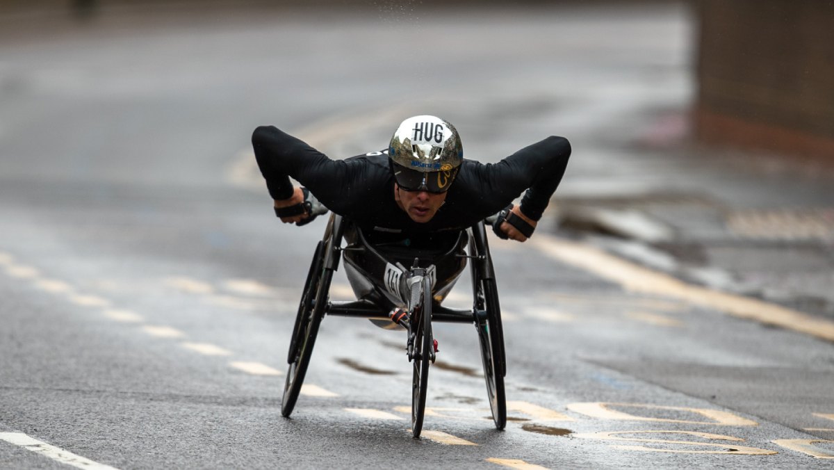 Los corredores en silla de ruedas, encabezados por el seis veces campeón Marcel Hug, iniciaron el 128º Maratón de Boston