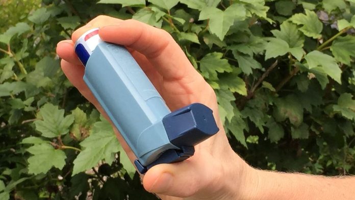 Persona sosteniendo un inhalador