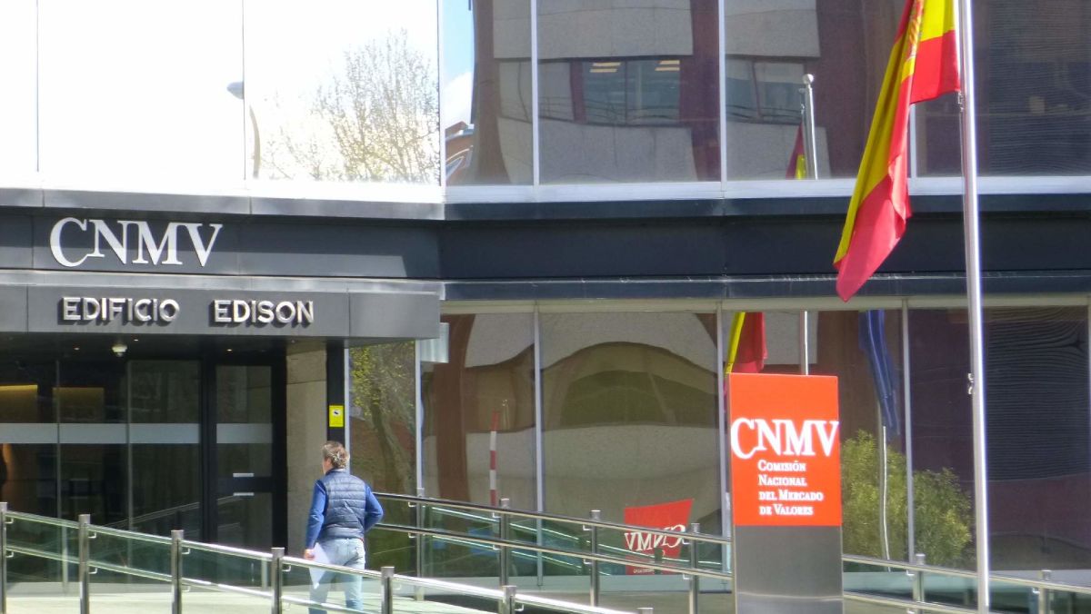 La Comisión Nacional del Mercado de Valores alerta sobre 12 firmas que operan ilegalmente en los servicios de inversión