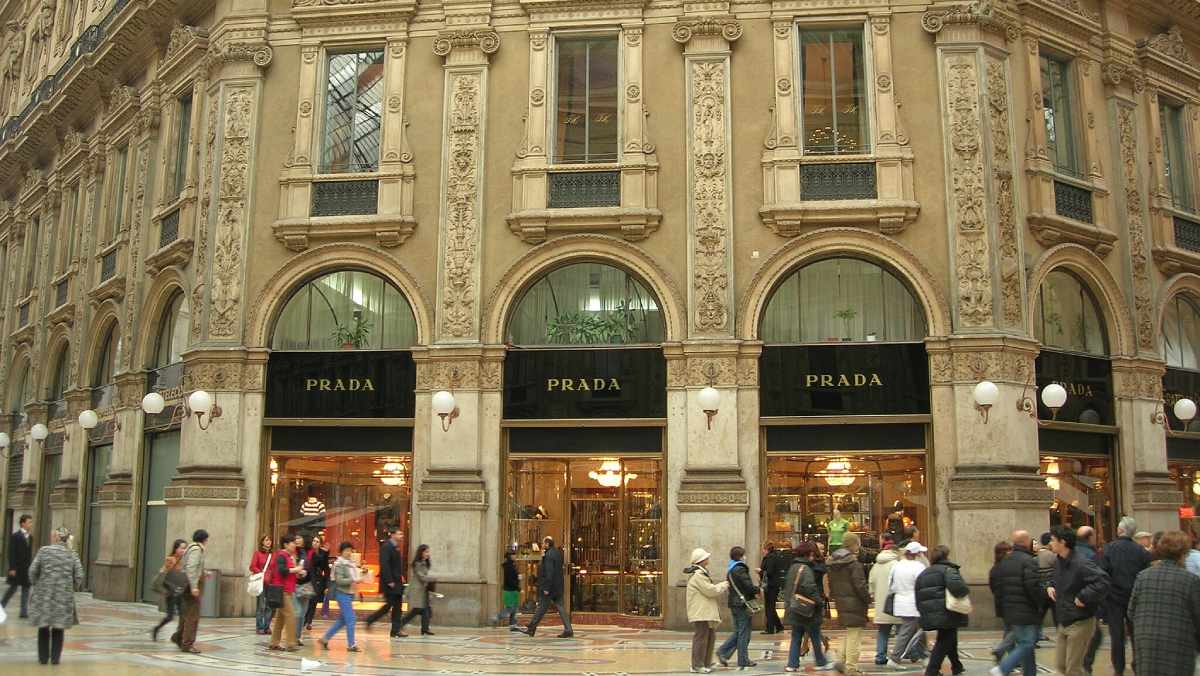 Prada enfoca su estrategia en el crecimiento interno y descarta las grandes adquisiciones a corto plazo
