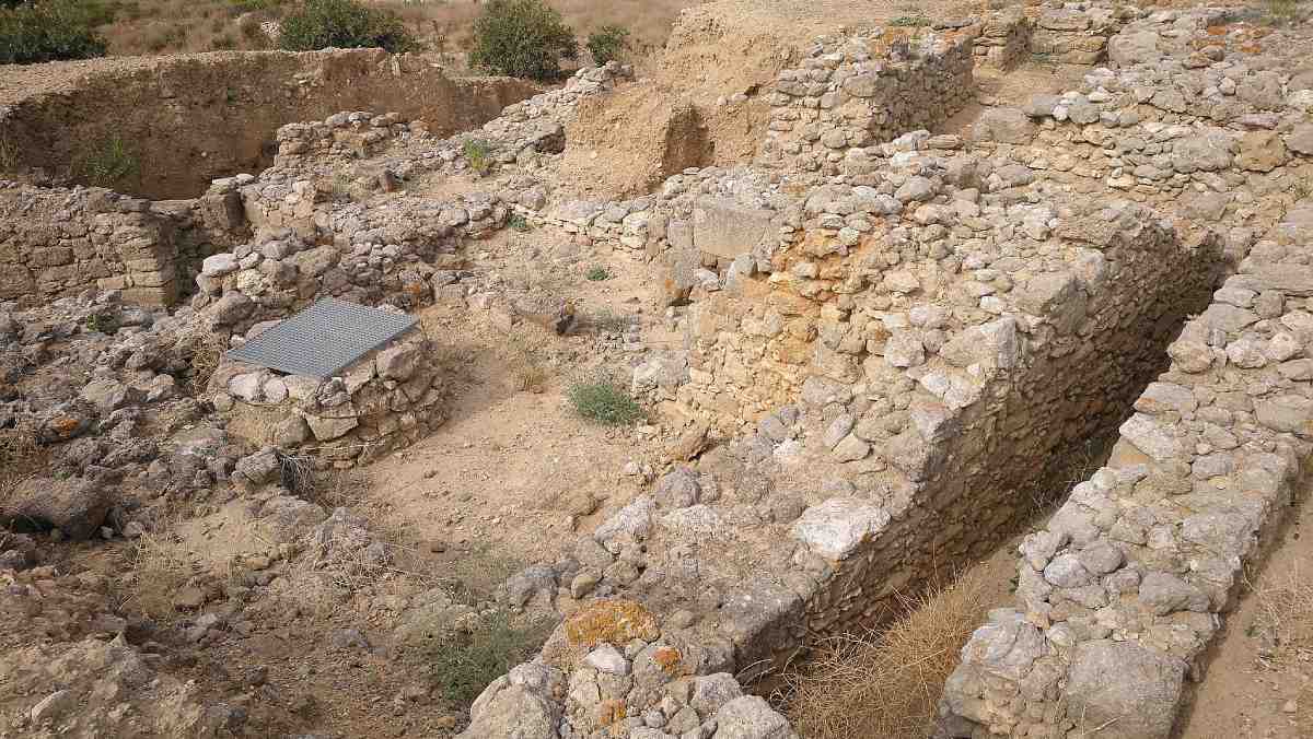 Un equipo de arqueólogos halla un abecedario Paleohispánico en el Yacimiento de Casas del Turuñuelo