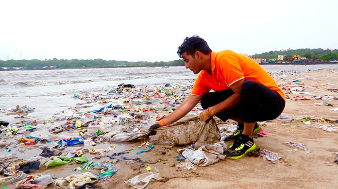 Afroz Shah recogiendo basura