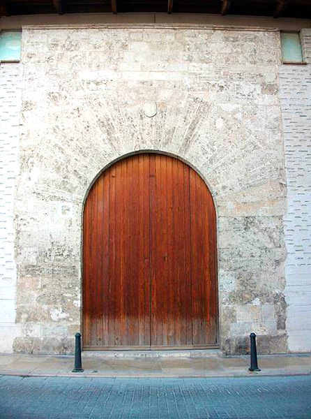 Portalón de la entrada lateral del Almudín de Valencia