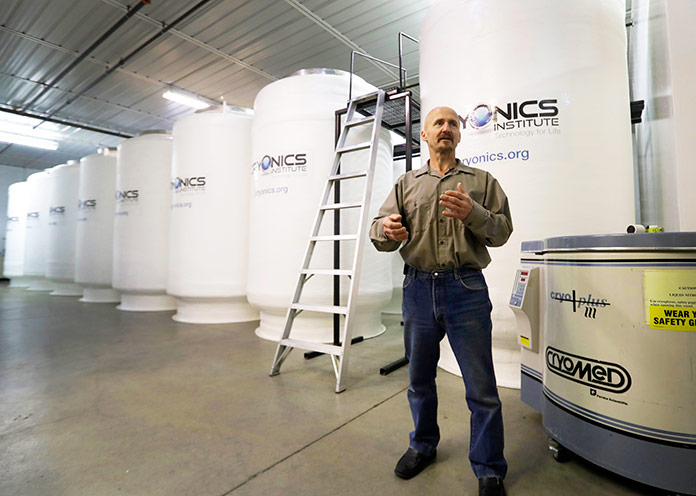 Andy Zawacki, administrador de las instalaciones del Instituto Cryonics, Clinton Township, Michigan