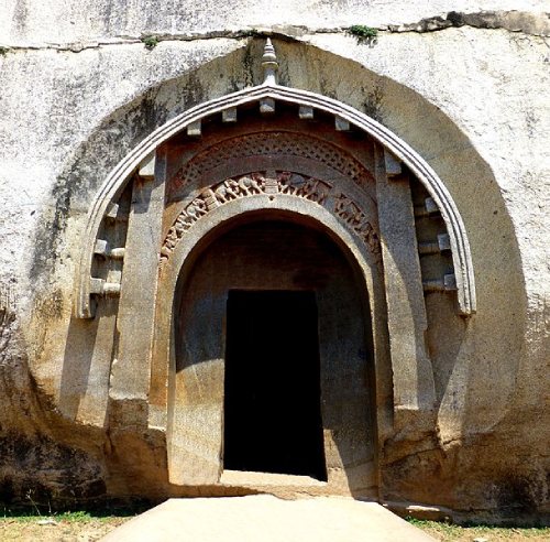 Arte indio. Cuevas de Barabar. Siglos IV-II a.C. Imperio Maurya. Entrada a la cueva Lomas Richi.