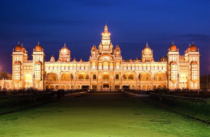 Arte indio. Palacio de Mysore. Inicialmente construido por la Dinastía Wadiyar en 1399.