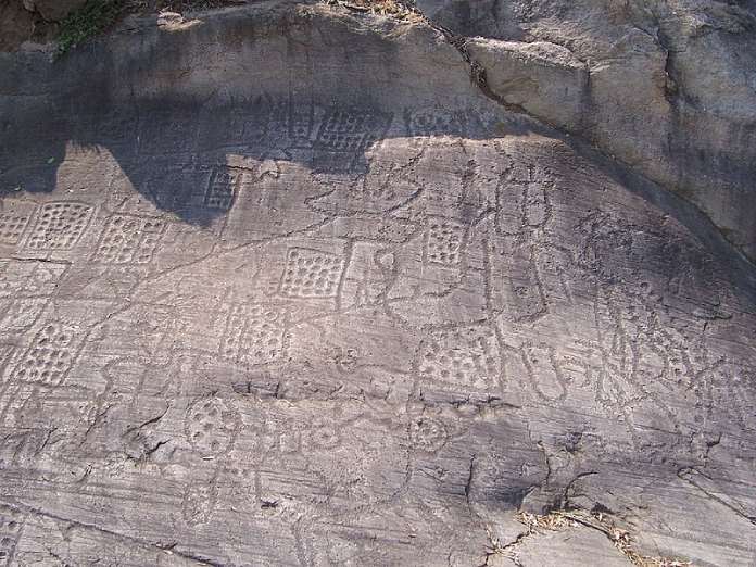 Petroglifos en un valle.