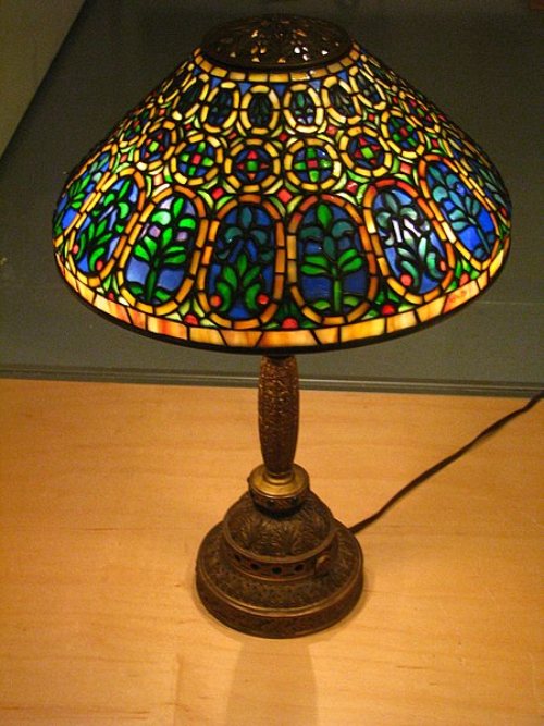 Artes aplicadas. Lámpara Tiffany estilo Venetian. Circa 1910-1920.