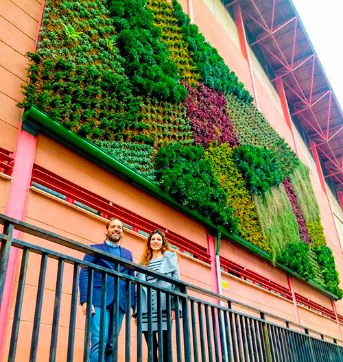 Juan Cassá, portavoz de Ciudadanos, junto al jardín de Avda. Europa