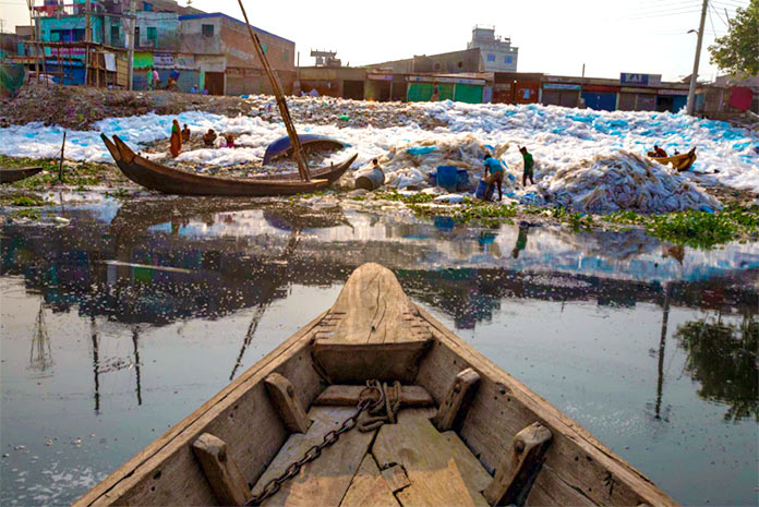 Kilos de plásticos y basura flotante