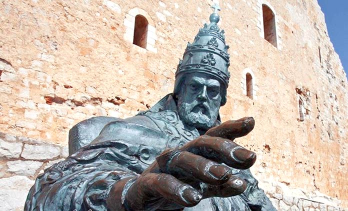 El Papa Luna - Escultura de Papa Luna en Peñíscola