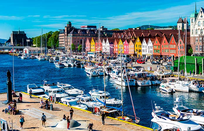 Casas y puerto del barrio de Bryggen en Bergen.