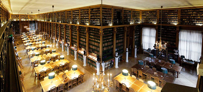 Interior de la Biblioteca Mazarino, París, Francia