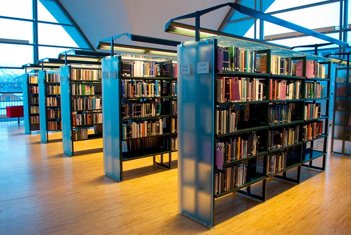 Interior de la Biblioteca Pública de Trømso, Noruega