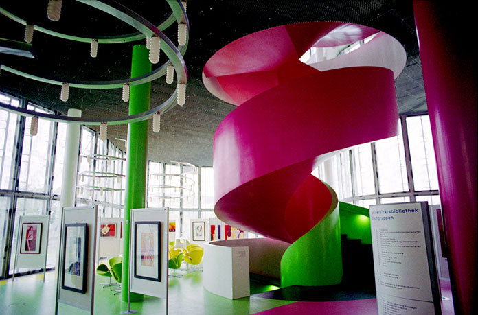 Interior de la Biblioteca de la Universidad de Tecnología de Brandemburgo, Cottbus, Alemania