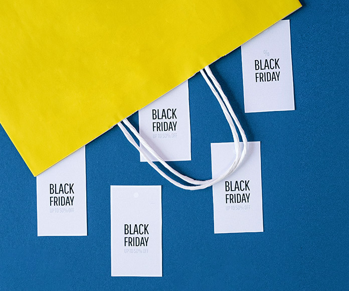 Bolsa de papel amarilla y tarjetas de Black Friday