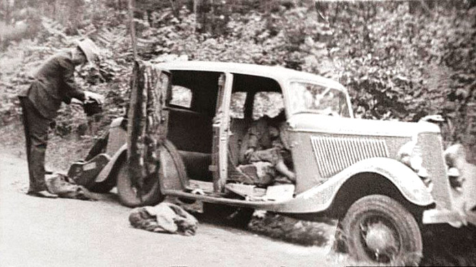 Fotografía real del Ford V-8 con los restos de Bonnie Parker y Clyde Barrow,