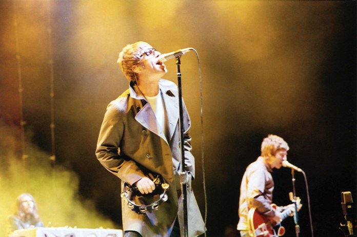 Britpop. Liam y Noel Gallagher de Oasis en concierto el 18/09/2005. San Diego, California, Estados Unidos.