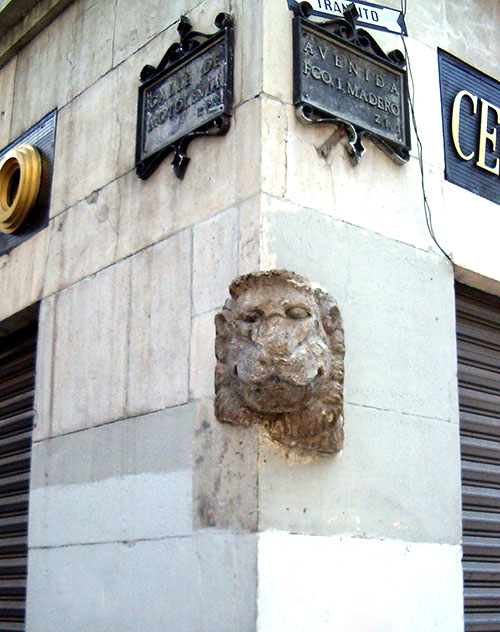 La cabeza de león, en la esquina de las calles Motolinia y Madero