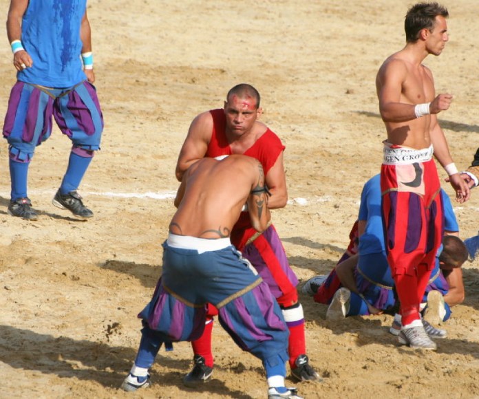 Calcio Fiorentino, el fútbol medieval en el que vale todo