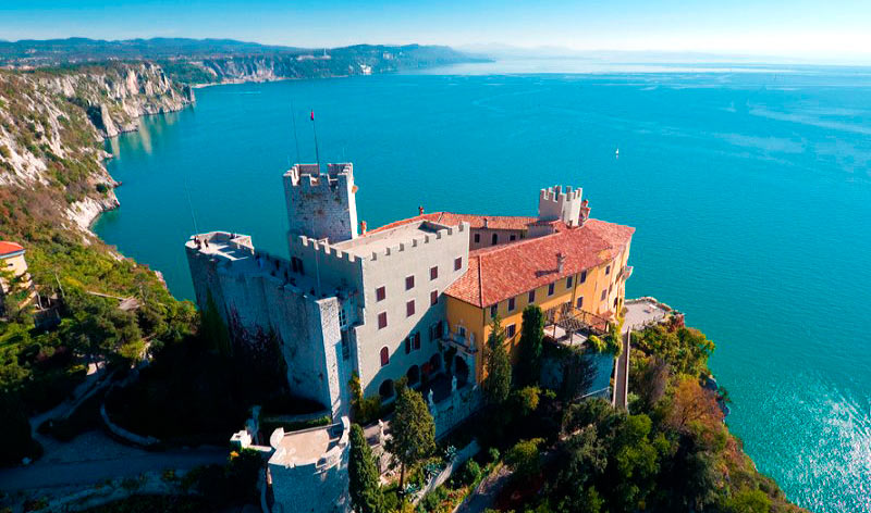 Castillo de Duino en el mar Adriático