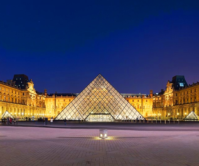 El patio del museo del Louvre y su pirámide en abril de 2010.