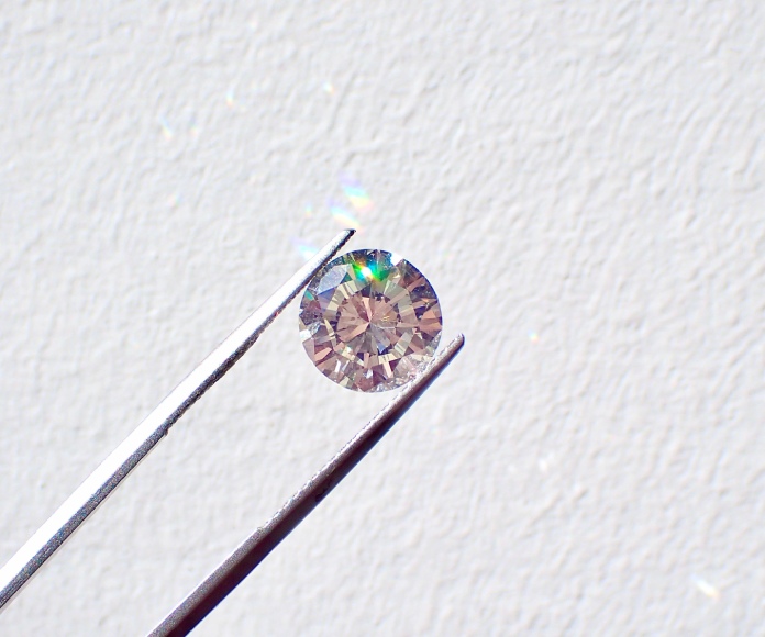 Diamante pequeño siendo sostenido.