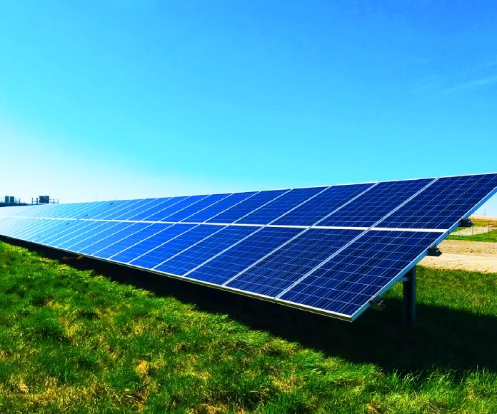 Paneles solares desplegados sobre grama.