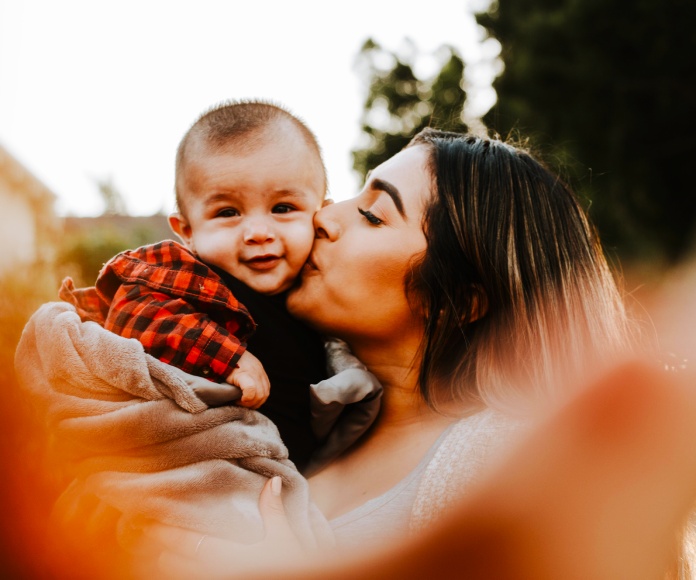 Madre sosteniendo a su hijo.