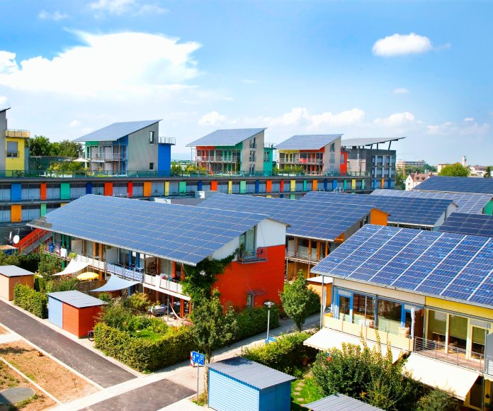 Un vecindario con paneles solares en Friburgo, Alemania