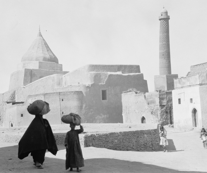 Imagen en blanco y negro de un monumento cultural.