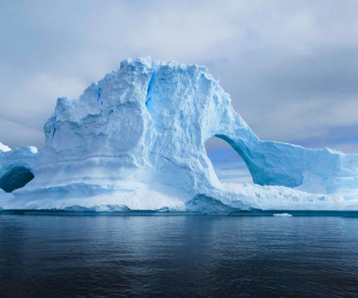 Glaciar sobre el mar ártico.