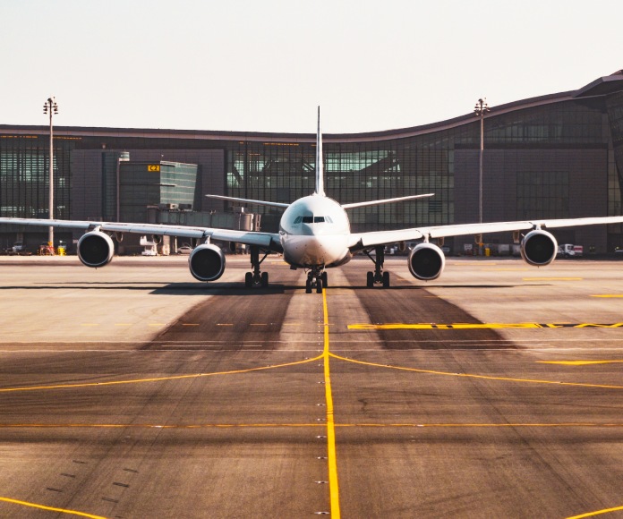 Avión en un aeropuerto.