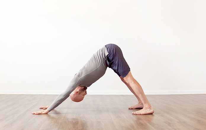 Perro hacia abajo (adho mukha svanasana)