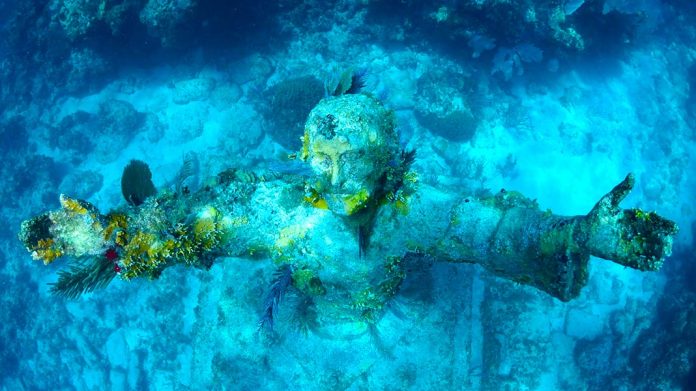 Cristo del abismo: todo sobre la impactante estatua de Cristo sumergida en el mar