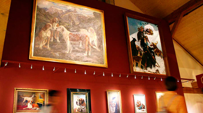 Cuadros en el interior del Musée et Chiens du Saint-Bernard 