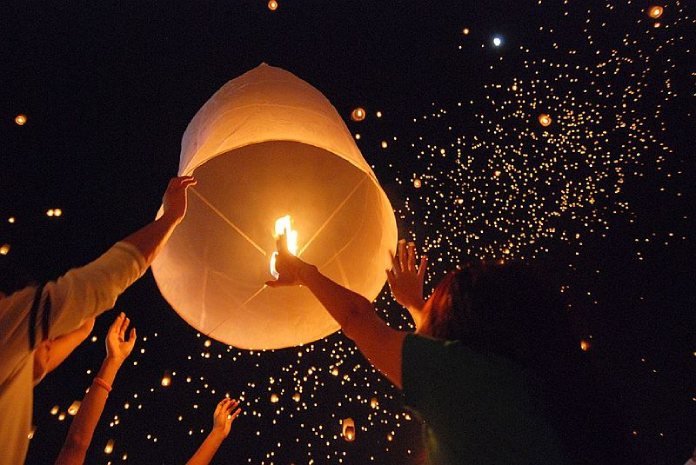 Día del Padre. Celebraciones curiosas del Día del Padre. Ceremonia de la iluminación de la velas en Tailandia.