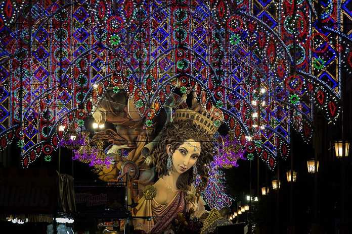 Día del Padre. Día del Padre en España. Iluminación de la Calle de Sueca. Literato Azorín en 2017 con falla al fondo.