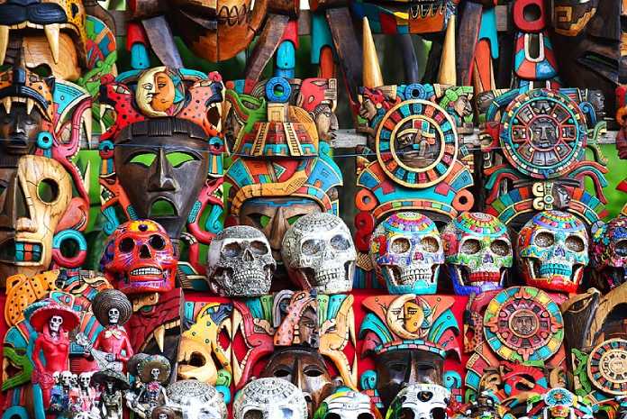 Ejemplos de artesanías. Calaveras de Yucatán que representan el culto a la muerte y calendarios mayas.