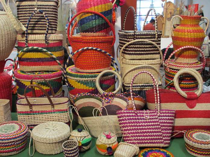 Ejemplos de artesanías. Cesteria de Nacajuca elaborada con hojas de palma de guano. Estado de Tabasco.