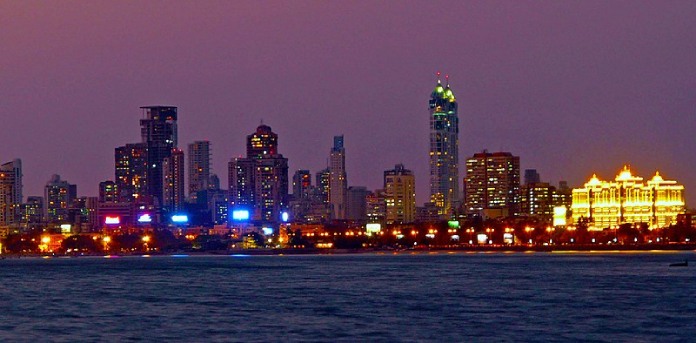 Ejemplos de megalópolis. Vista desde el mar de la ciudad de Bombay o Mumbai en la noche. Marzo 2011.
