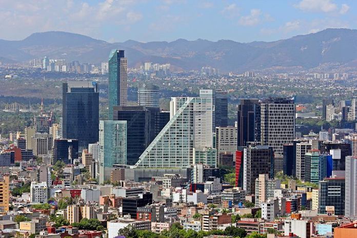 Ejemplos de megalópolis. Ciudad de México. Vista de edificios en el Paseo de la Reforma. Colonia Cuahtémoc y Colonia Juárez. Mayo 2013.