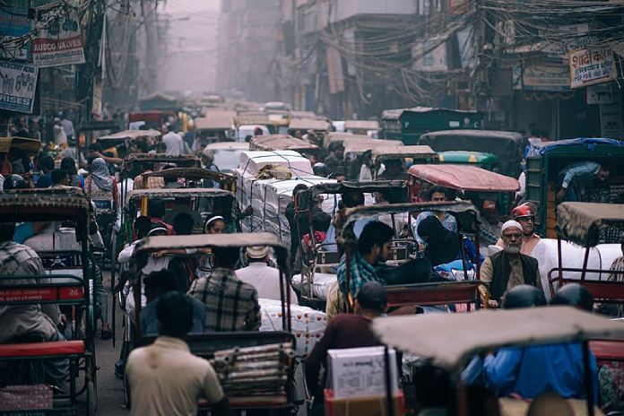 Ejemplos de megalópolis. Nueva Delhi. Concurrida calle llena de "rickshaws". Noviembre 2016.